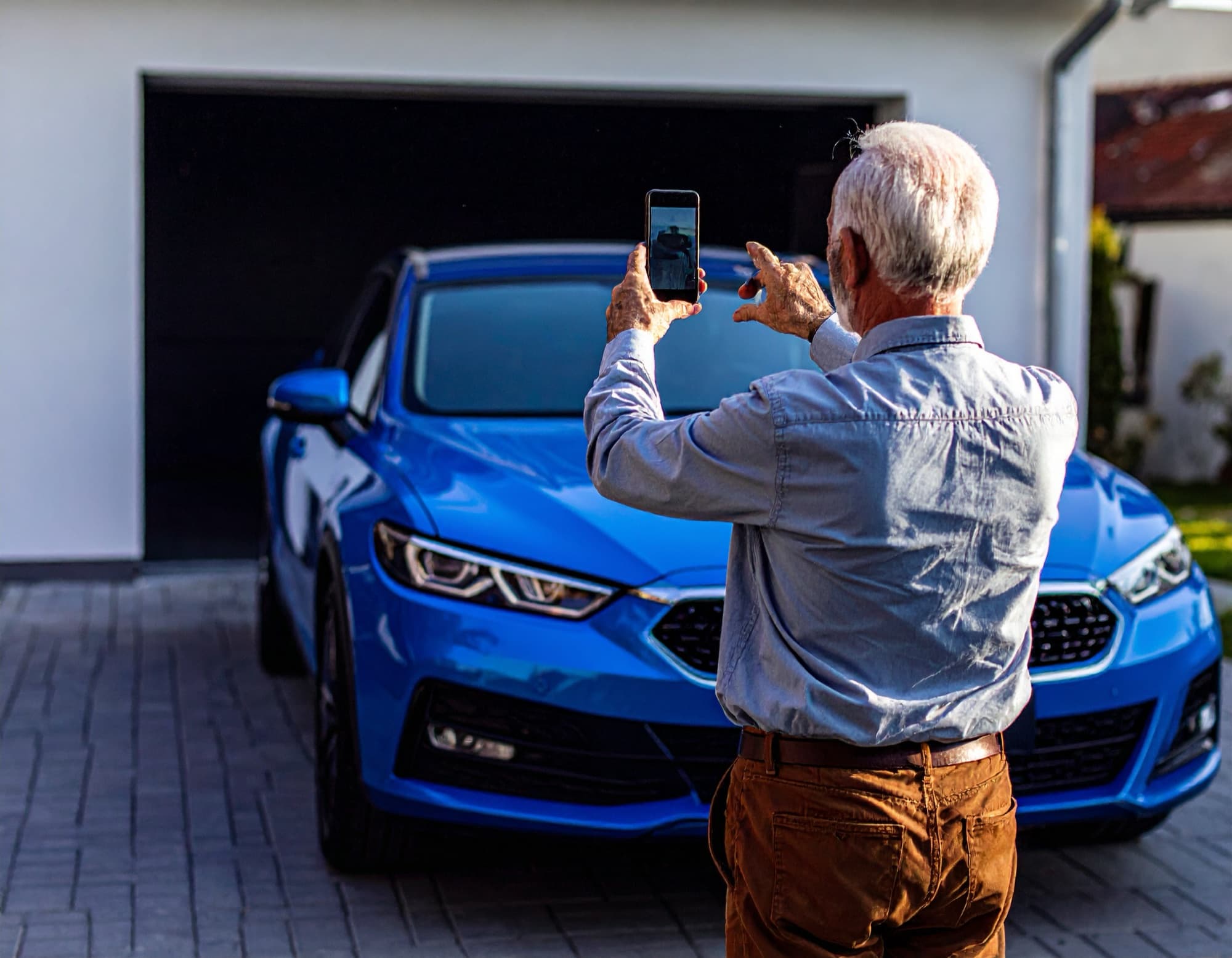 Cliente fotografando o próprio carro com o celular